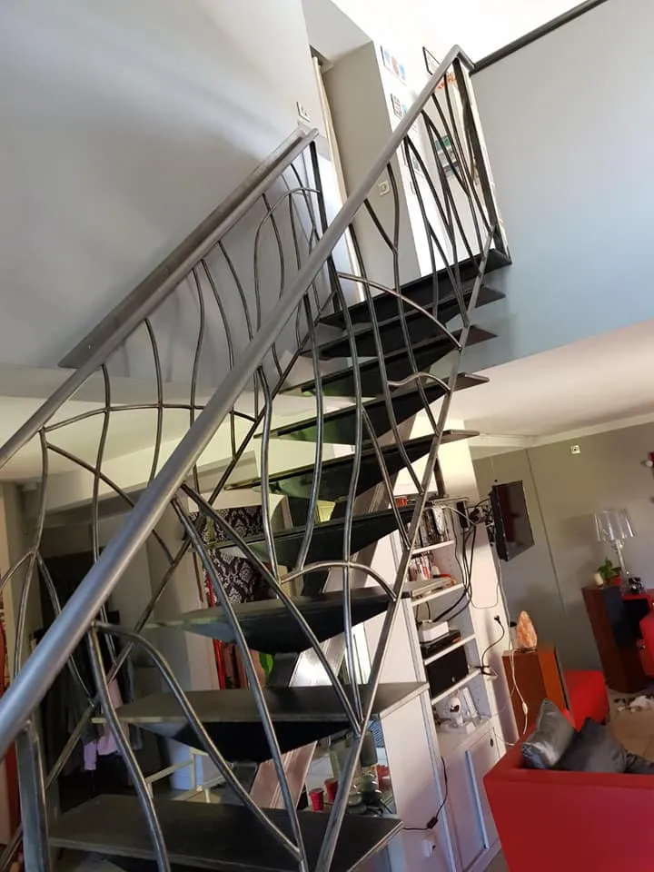 Escalier design double limon ondulé acier brut intérieur contemporain