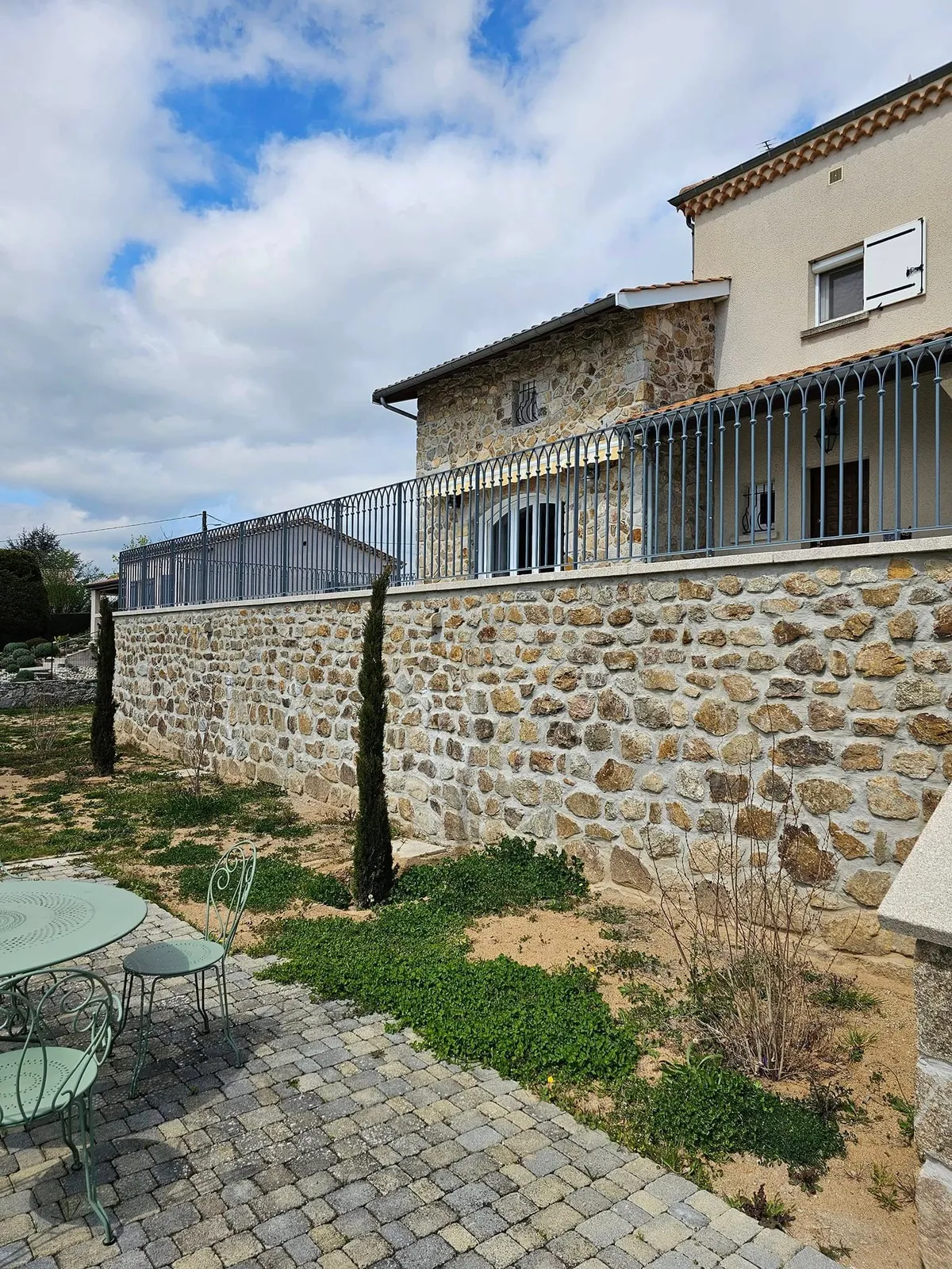 Garde-corps barreaux verticaux bleu pâle sur terrasse en pierre