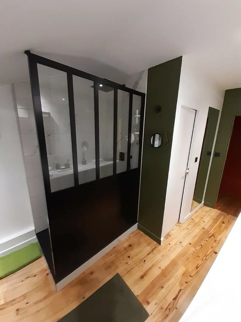 Verrière style atelier acier noir salle de bain intérieur