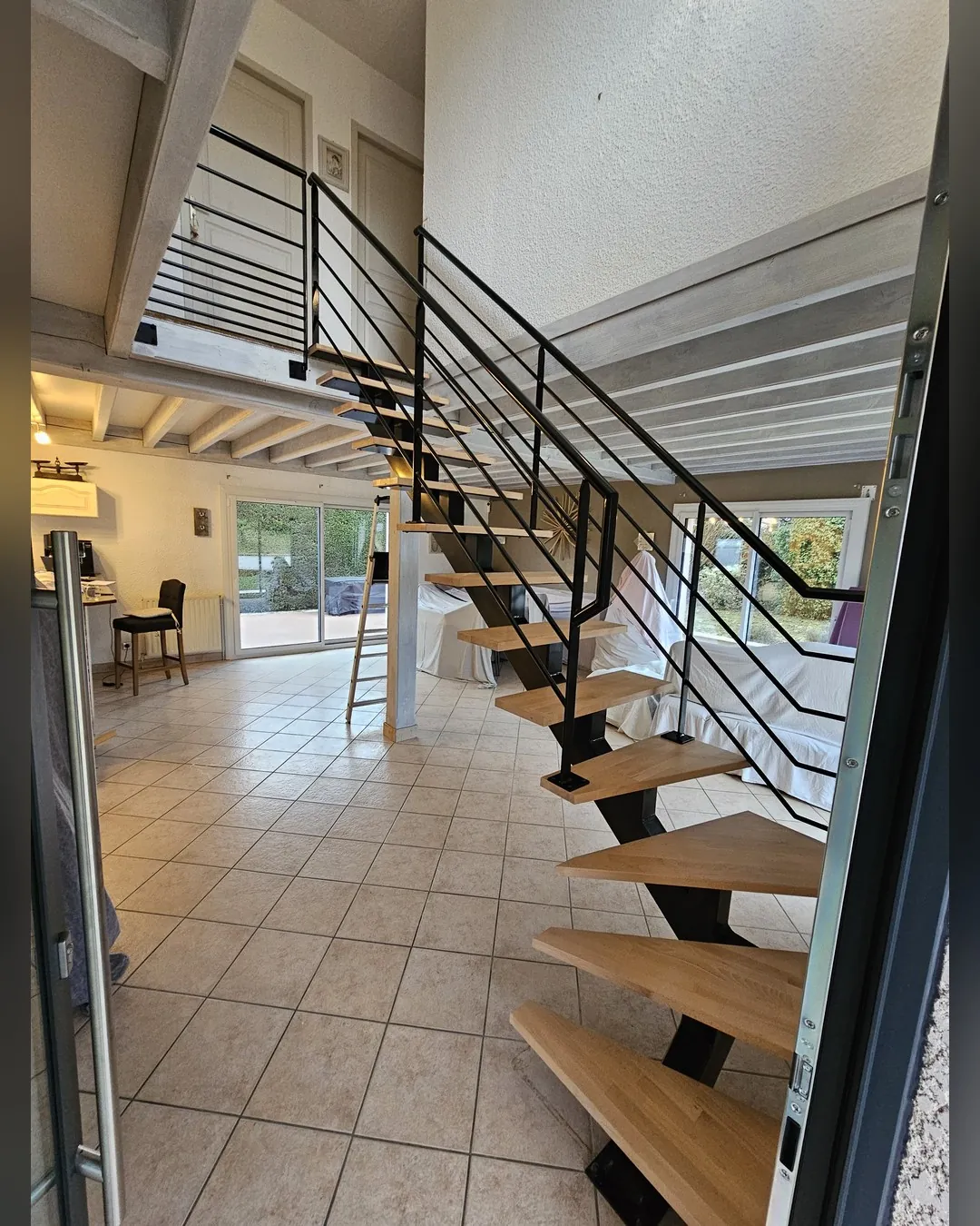 Escalier intérieur limon central acier et marches bois par MDS