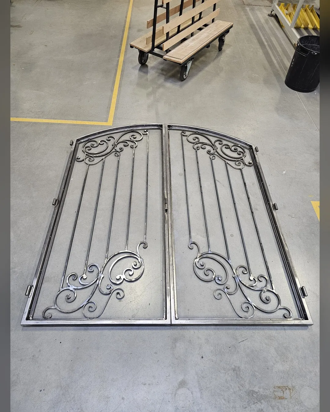 Vantaux en fer forgé en cours de fabrication dans l'atelier MDS