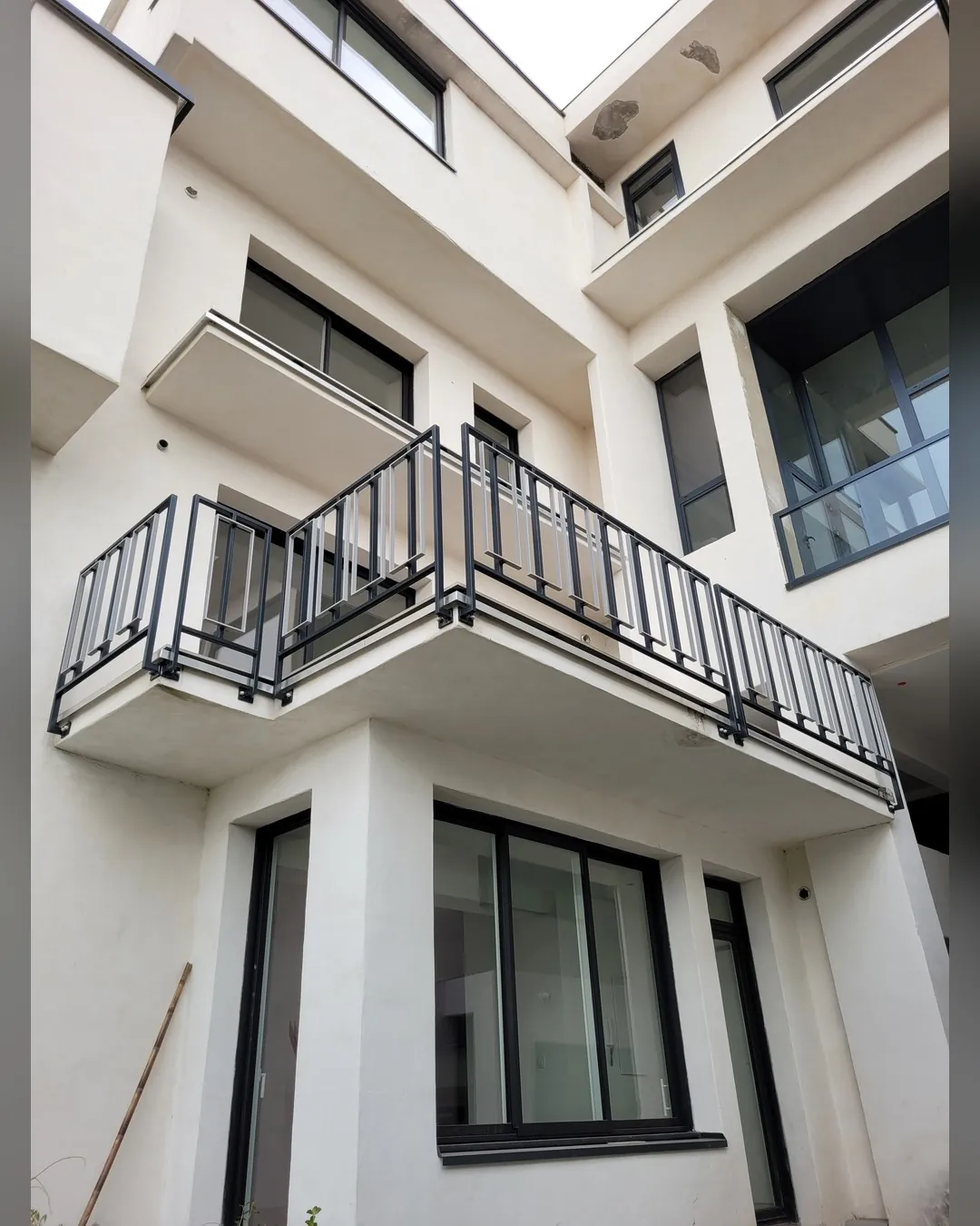 Garde-corps de balcon en acier sur façade blanche moderne