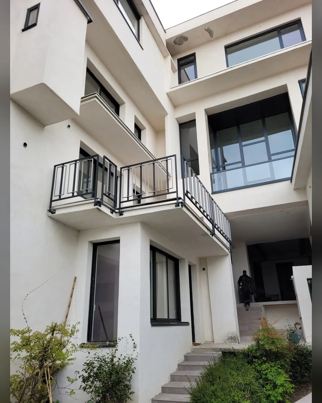 Garde-corps et balcons acier sur mesure sur façade contemporaine par MDS