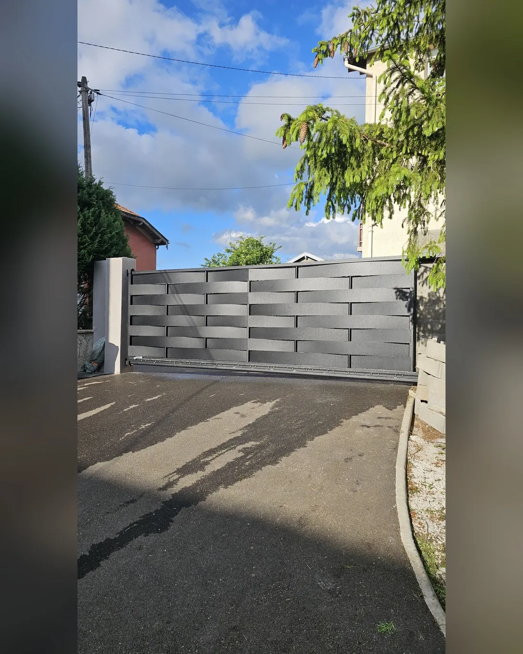Portail coulissant aluminium gris contemporain posé par MDS