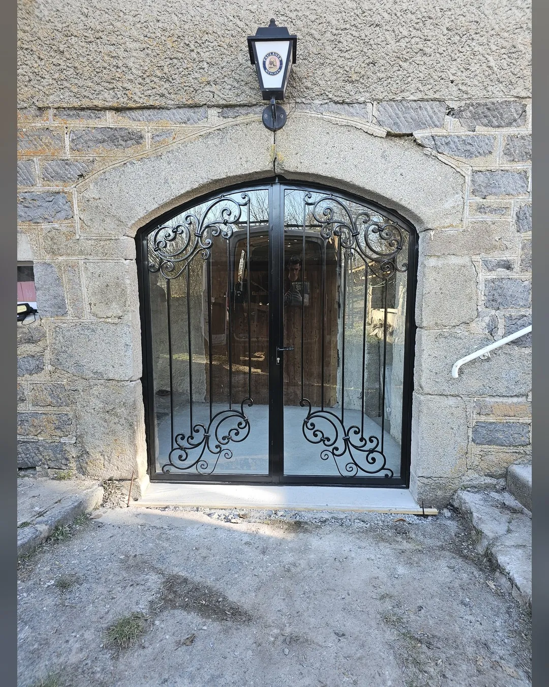 Porte vitrée en fer forgé sur mesure posée par MDS sur une bâtisse en pierre — Loire