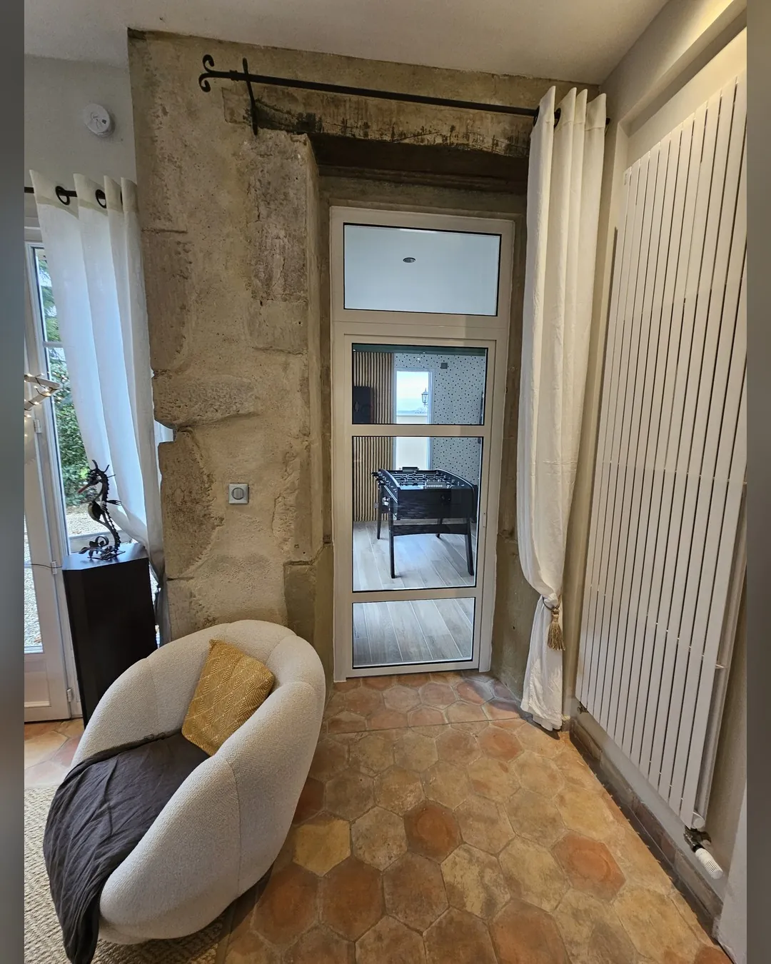 Verrière et porte vitrée acier dans une pièce en pierre par MDS